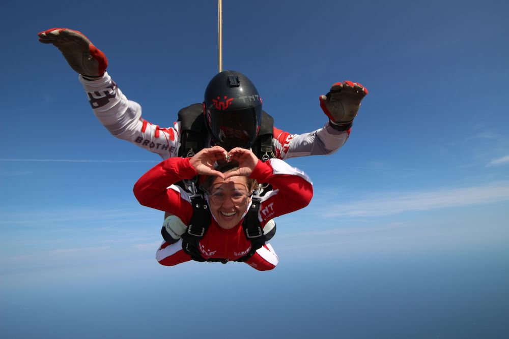 Unde poti sari cu parasuta in Romania si cat costa? (Ghid 2026)