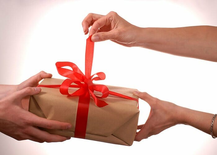 Arta de a primi si oferi cadouri - ce spune codul bunelor maniere