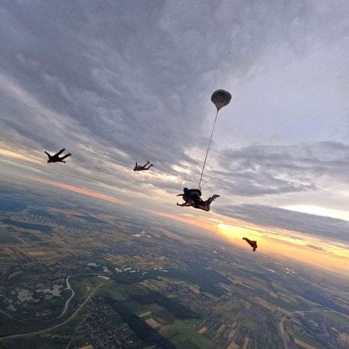 Salt cu parasuta in tandem in formatie