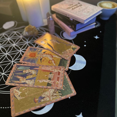 Sedinte de tarot personalizate: claritate si raspunsuri