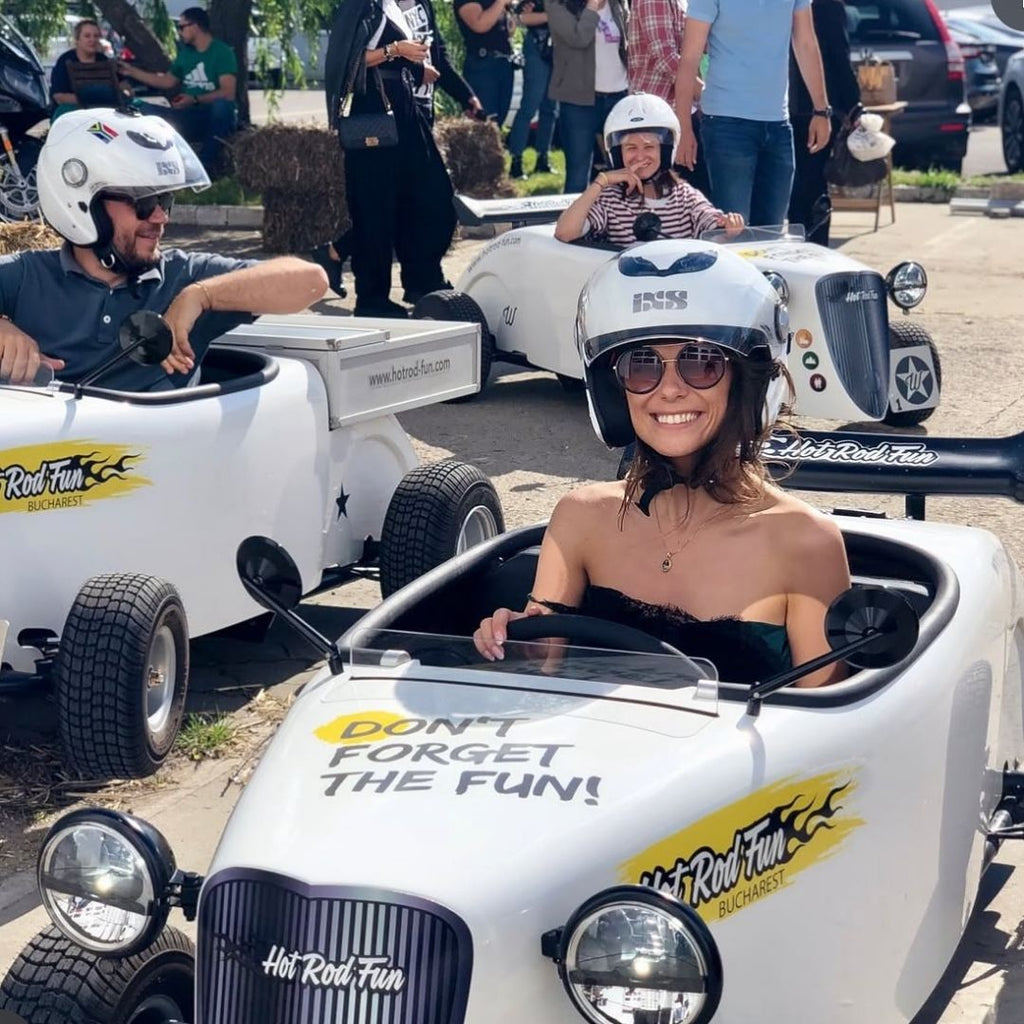 Experiență Hot Rod Fun în București pentru un cuplu alături de un grup