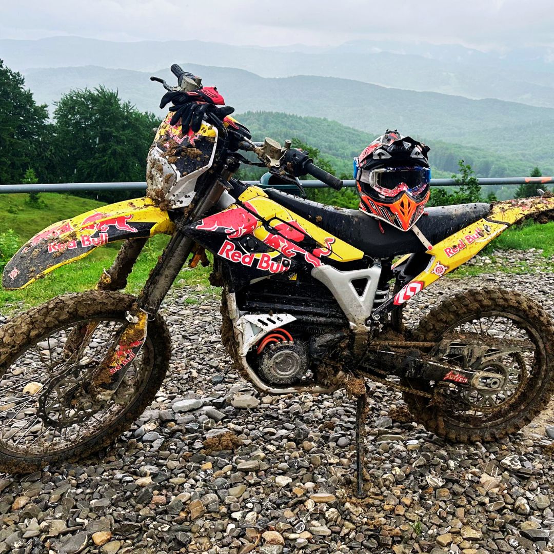 Enduro cu motoare electrice Sur Ron la munte | Aventură ecologică