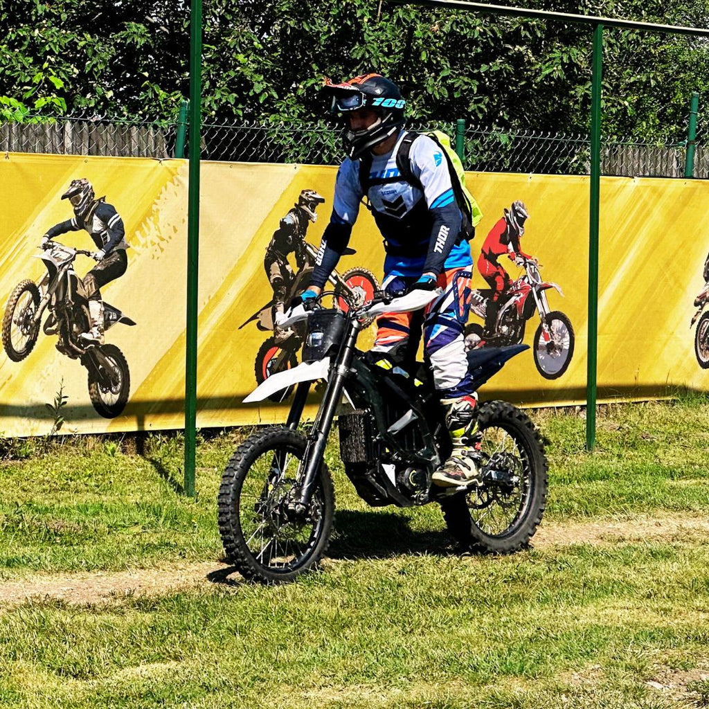 Enduro cu motoare electrice Sur Ron la munte | Aventură ecologică