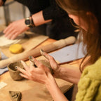 Întâlnire romantică la atelier de ceramică - First date, with clay