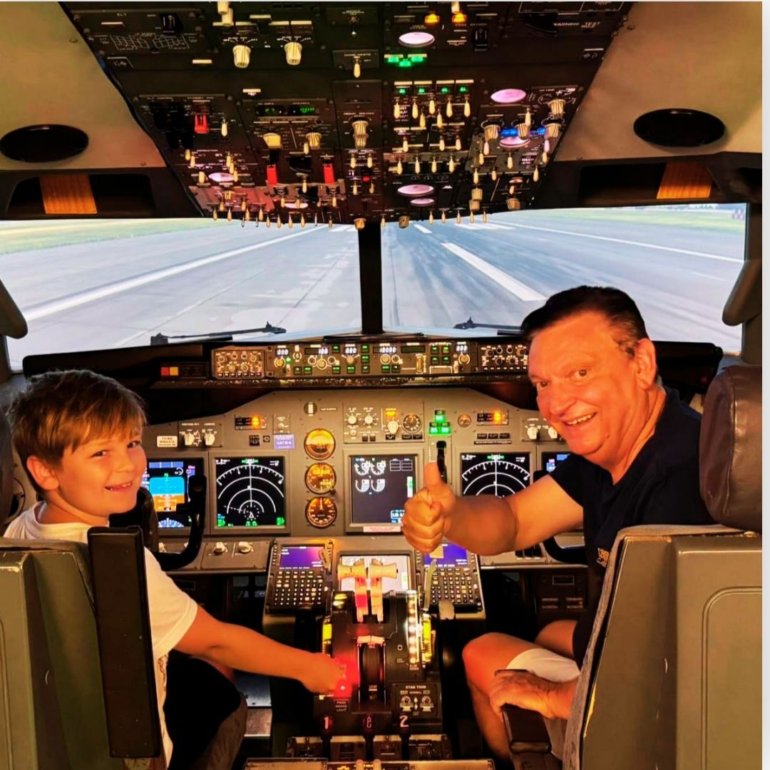 Family Flight Simulator – 2 Adults & 2 Kids in the Cockpit