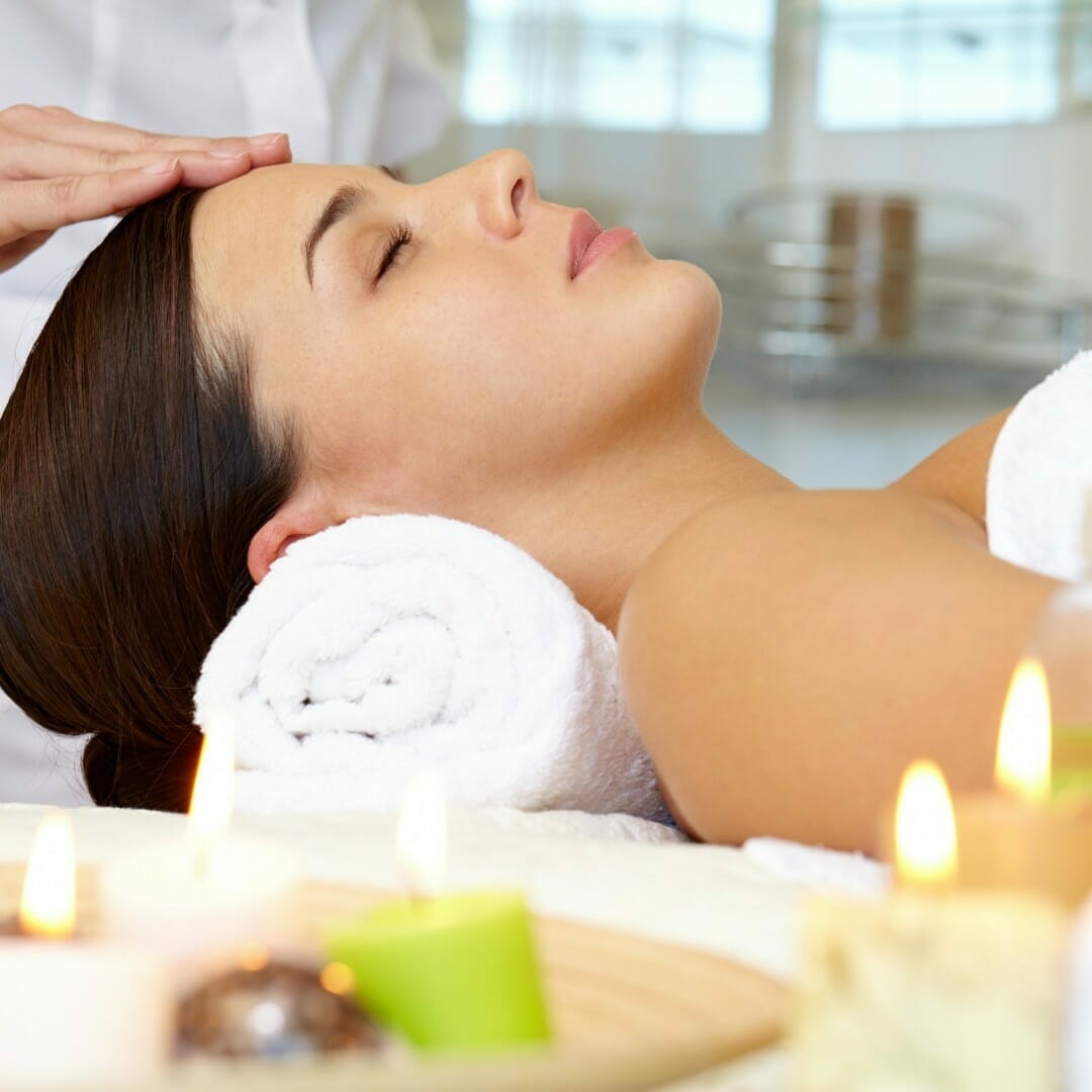 Rasfat suprem pentru Ea: impachetare cu ciocolata, tratament facial, manichiura